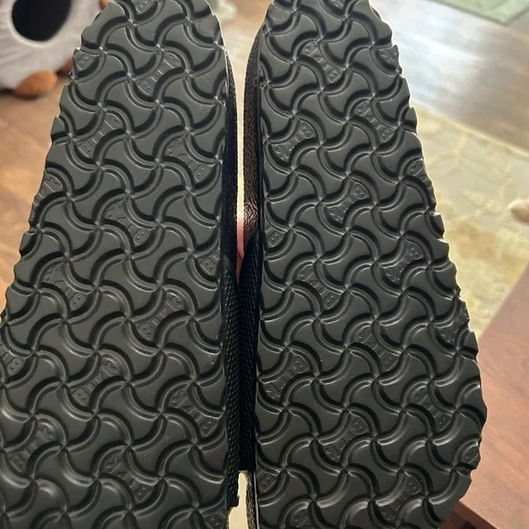 New w/o Box Birkenstock Barbados EVA
Black, Size 40, 9 women’s ,7.5 men’s. - Picture 4 of 5